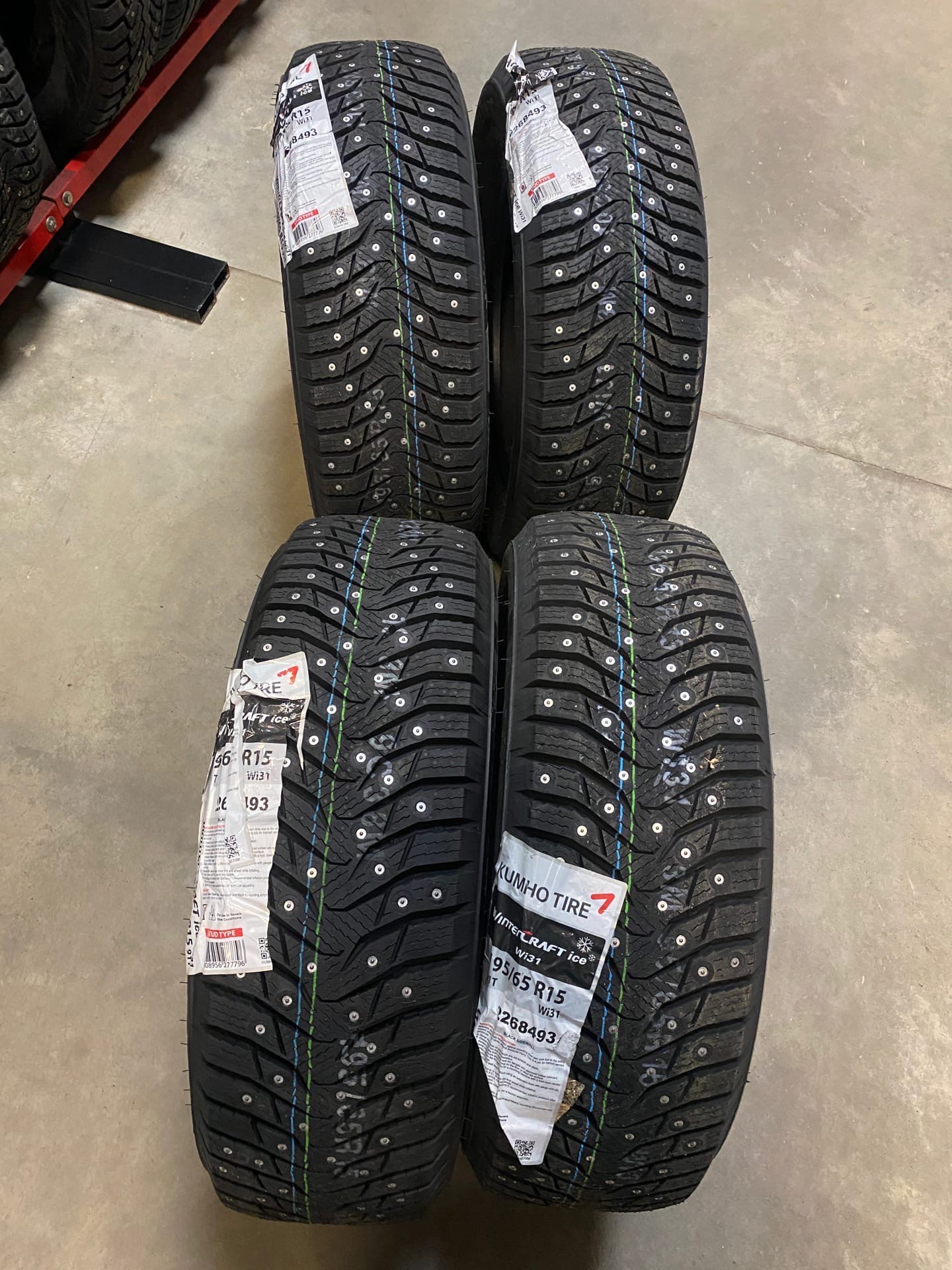 Kumho wintercraft ice wi32 xl. Кумхо wi31. Kumho WINTERCRAFT Ice wi31 195/65 r15. Kumho WINTERCRAFT Ice wi31. Кумхо Винтер крафт айс wi32.