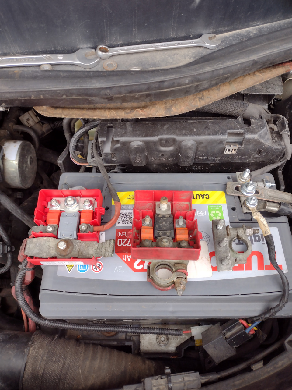 Замена клемм АКБ, новые брызговики — Renault Grand Scenic II, 1,5 л ...