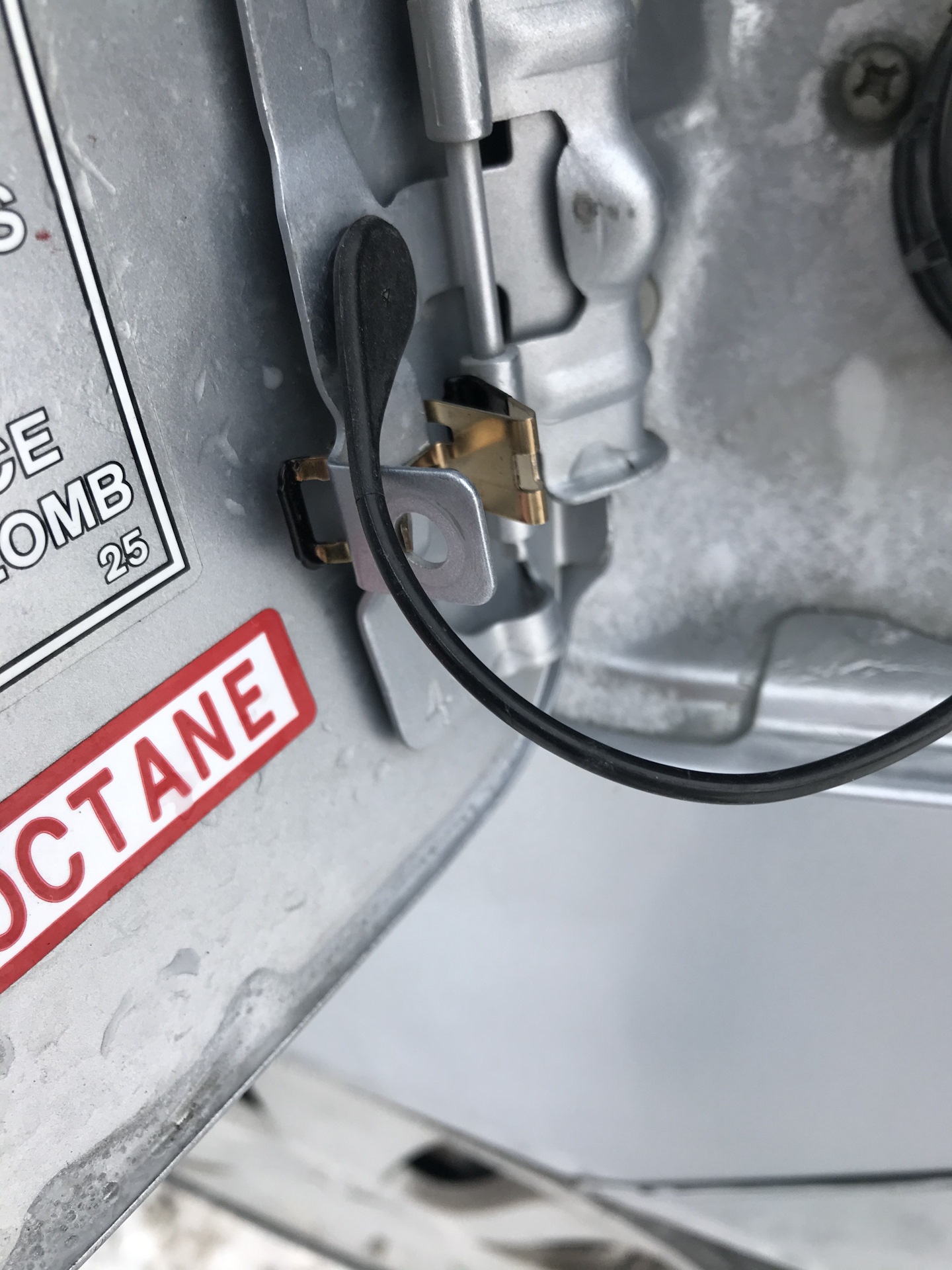 пружина лючка бензобака