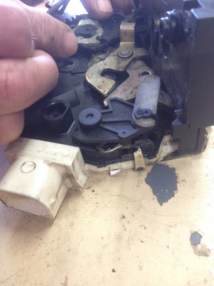 Замена моторчика центрального замка водительской двери. — Land Rover ...