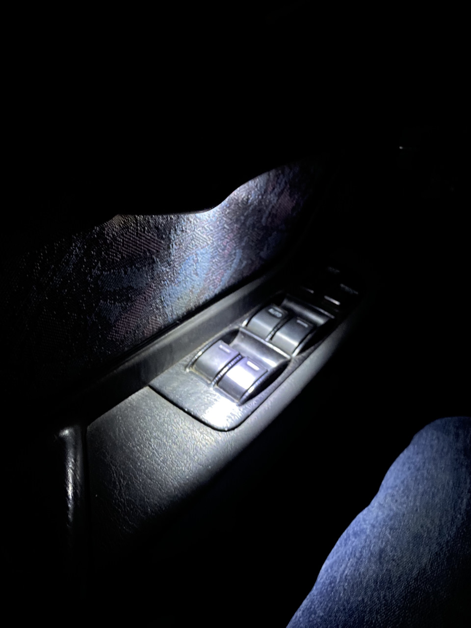 Не выключается подсветка кнопок стеклоподъемника. — Toyota Carina E, 1 ...