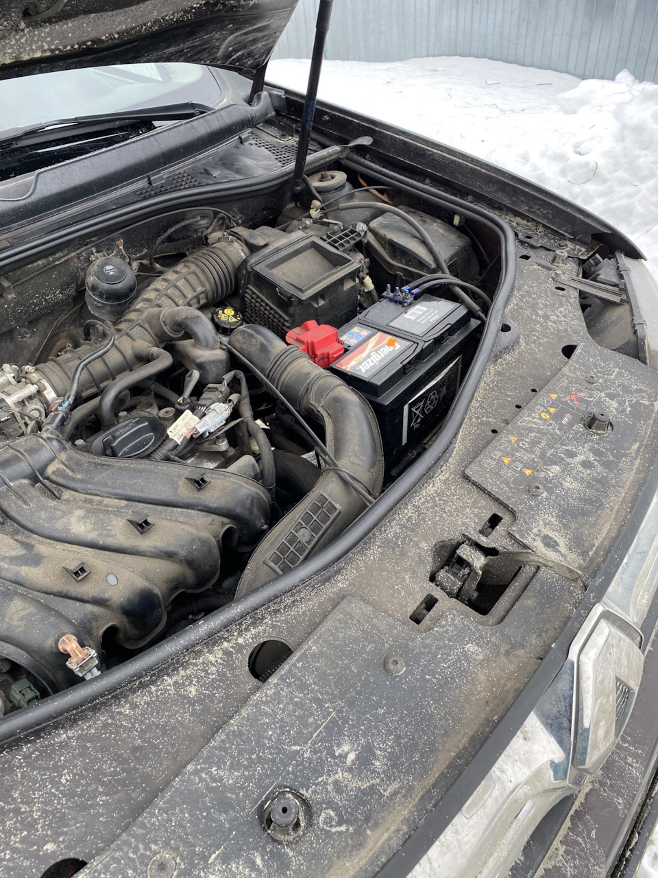 Уплотнитель под капот — Renault Duster (1G), 1,6 л, 2017 года | другое ...