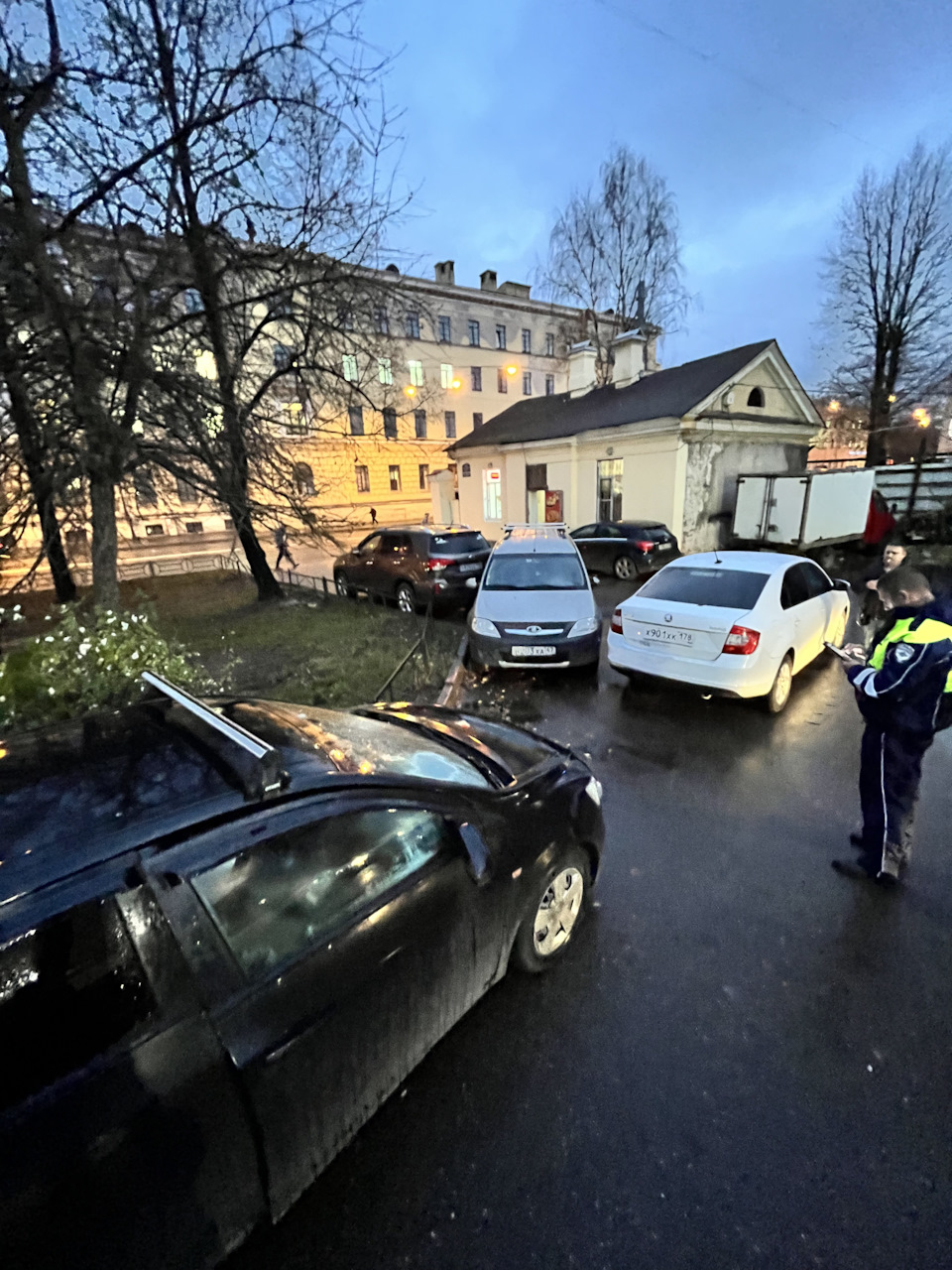 ДТП, опять, опять на парковке — Lada Largus Cross, 1,6 л, 2019 года | ДТП |  DRIVE2