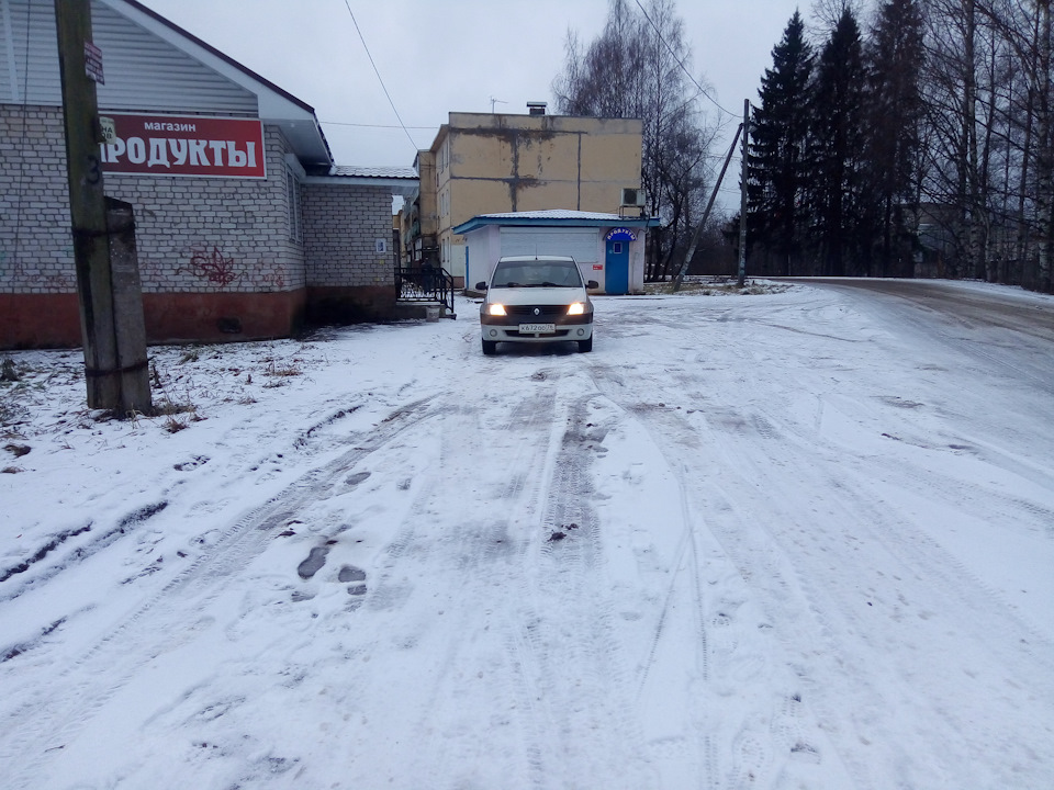 Дальний в полнакала как дхо. — Renault Logan (1G), 1,4 л, 2006 года ...