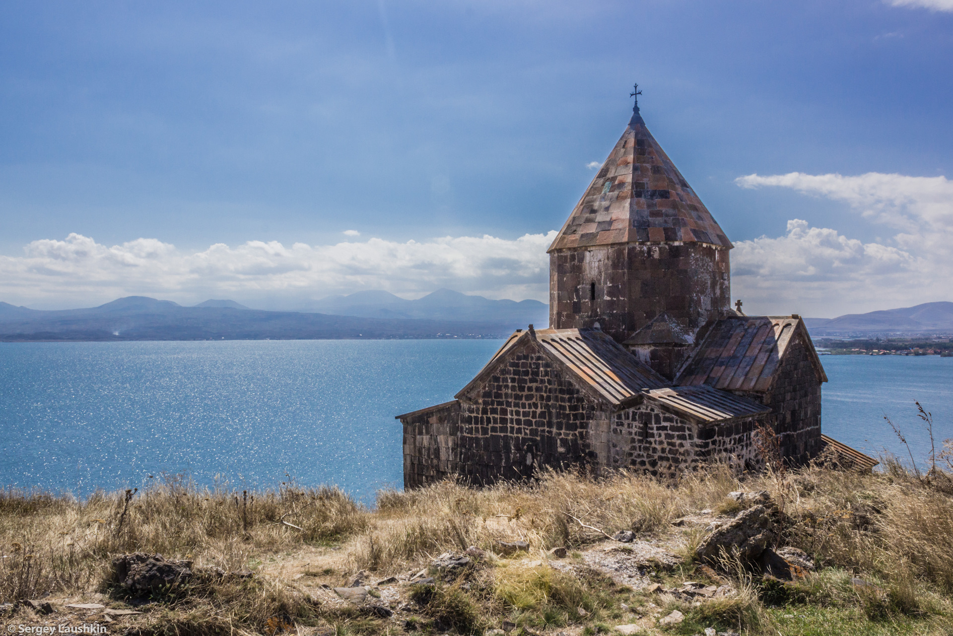 Кредит севан. Айраванк монастырь Армения. Озеро Севан Севанаванк. Монастырь на озере Севан. Севан храм Айраванк.