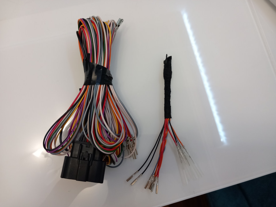 Справа маленький жгут — проводка для допиновки потолочной проводки — Ford Focus Hatchback III