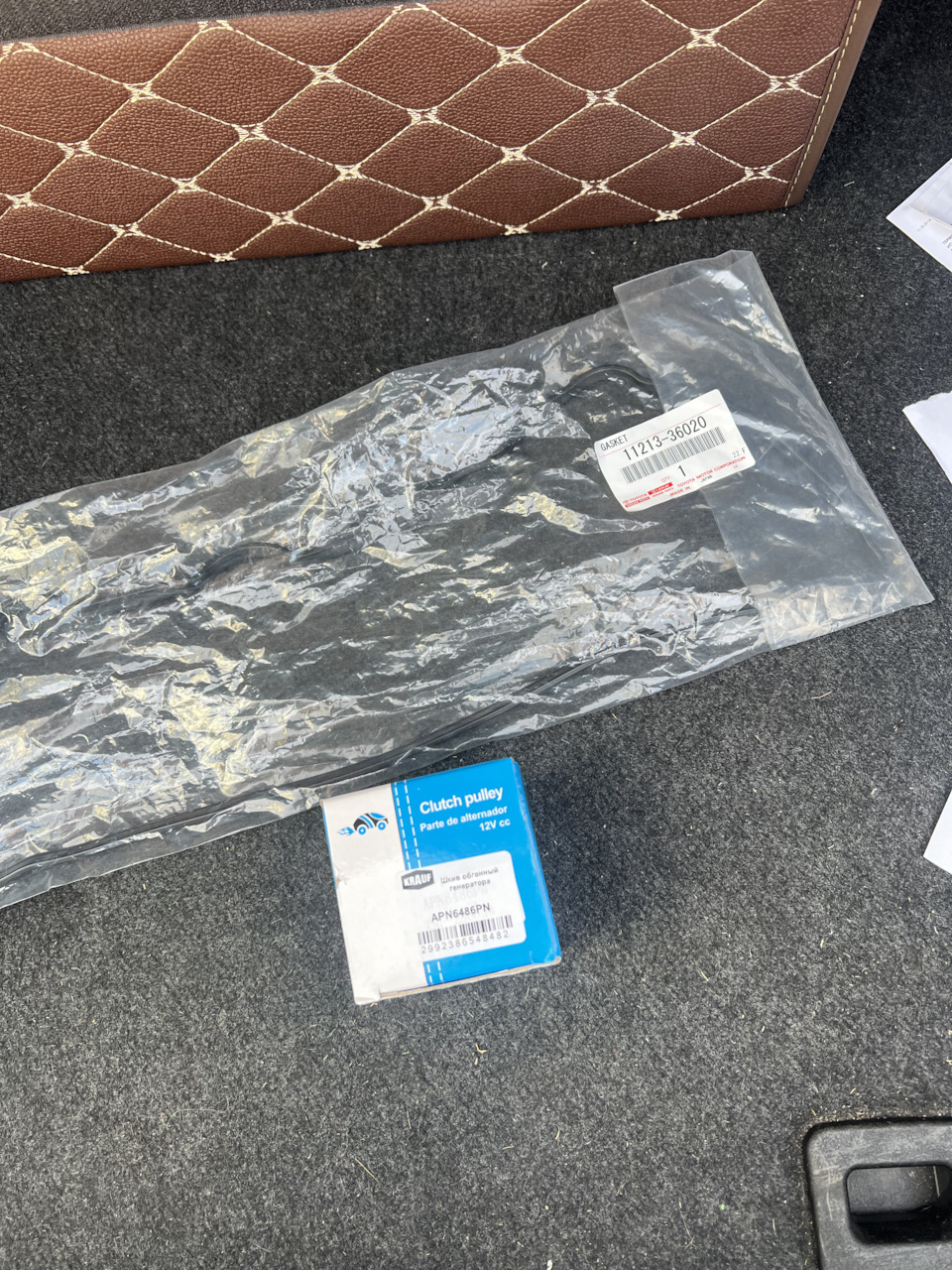 Замена прокладки клапанной крышки / замена ролика приводного ремня ...