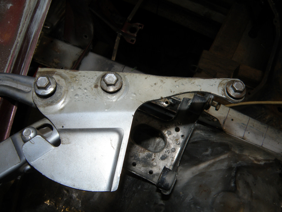 А на правой он отсутствует, ни с какой стороны его нет — Mercedes-Benz E-Class (W124)