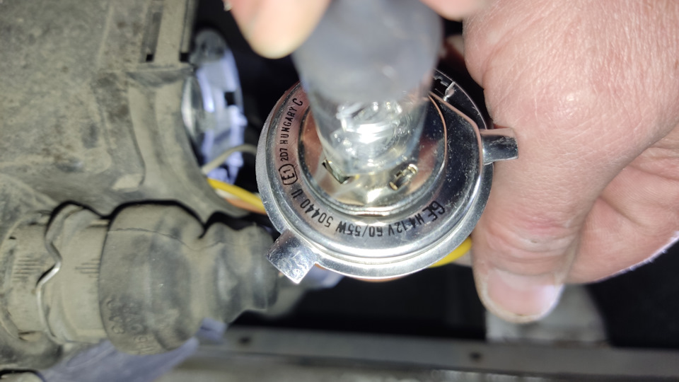 Замена габаритной лампочки (ближнего и дальнего света) — Audi A4 (B5 ...