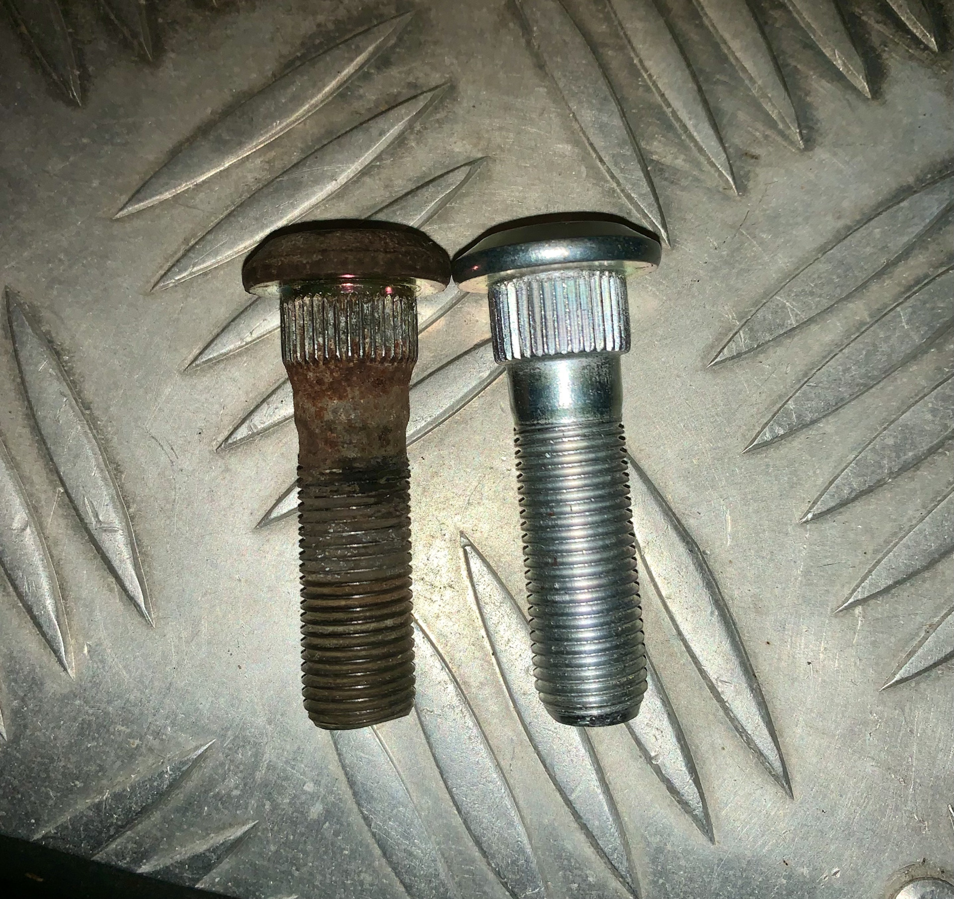 Замена шпилек задних колес. Гайковерт в кривых ручках на шиномонтаже ...