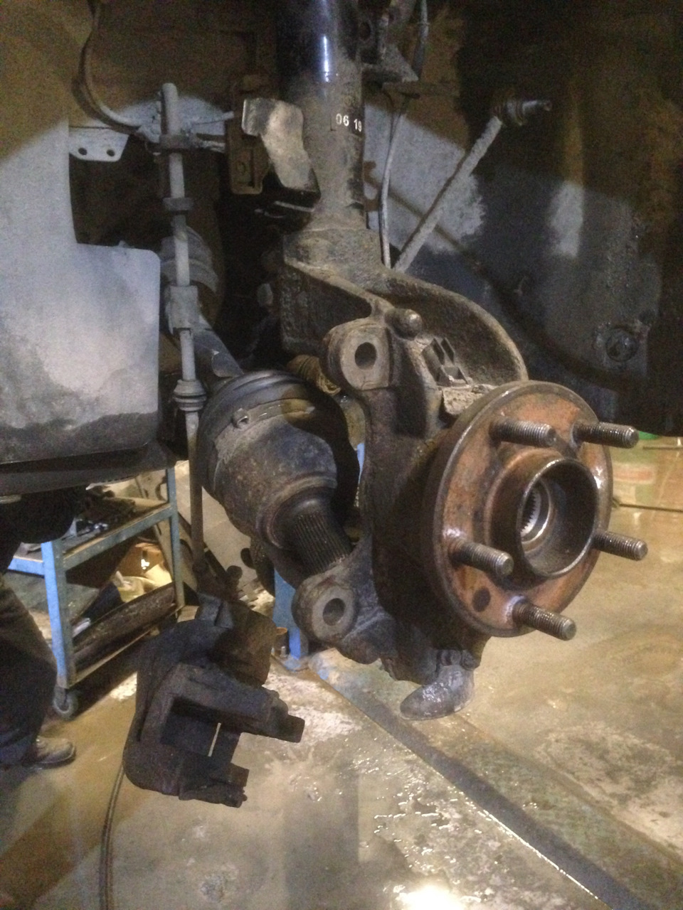 Krok 8 — Przód: rozpręż kolumnę (jeżeli wymagane) lub zdejmij górną poduszkę tak, aby uzyskać dostęp do szpilek. — Ford Mondeo Mk4 FL