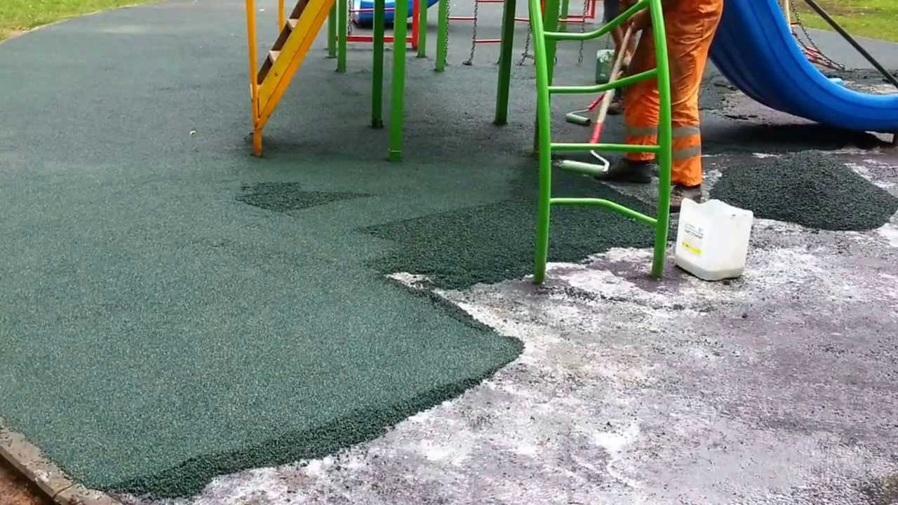 как делается резиновое покрытие на детских площадках