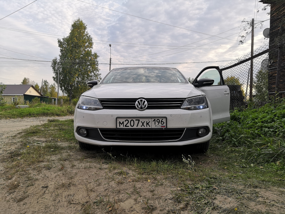 Замена дневных ходовых — Volkswagen Jetta VI, 1,4 л, 2014 года | своими ...