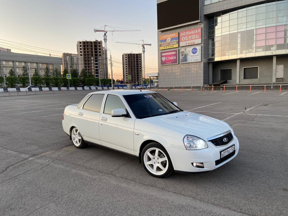 Lada Приора белая