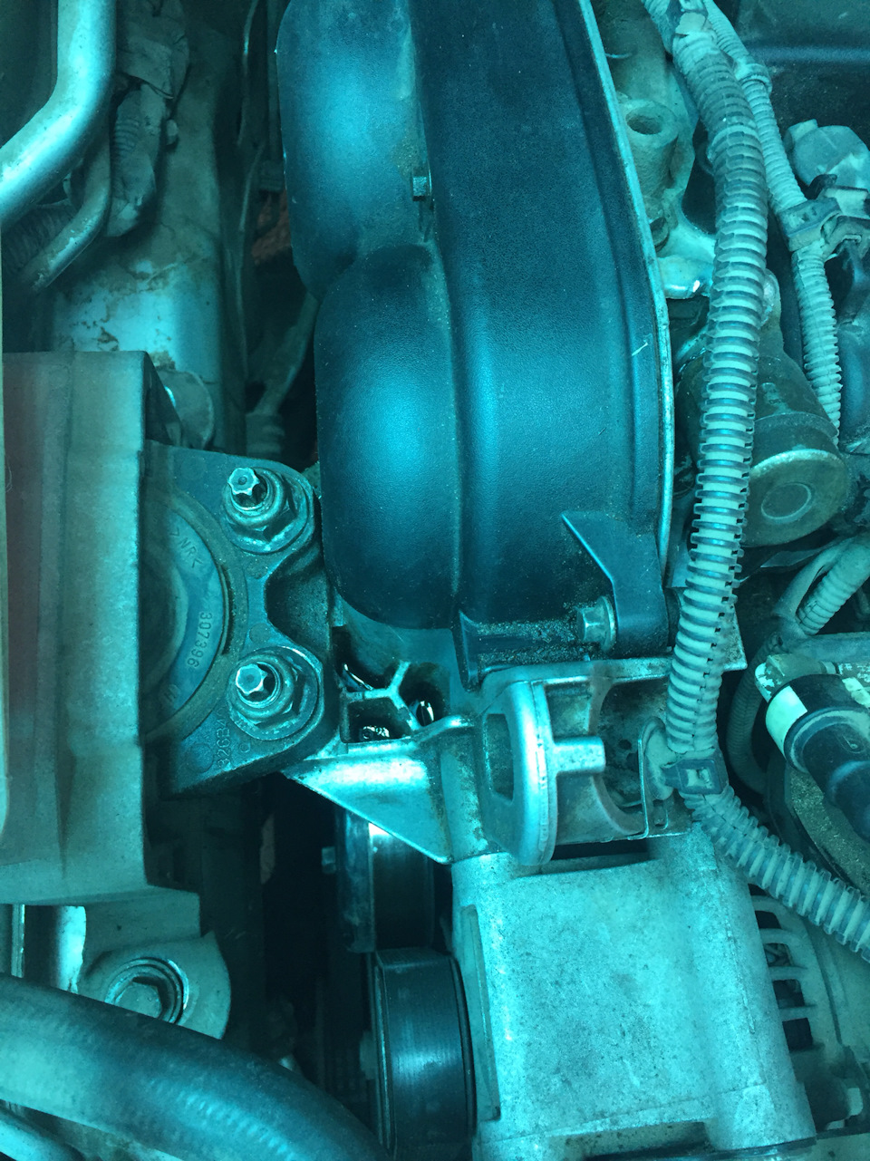 Масло в колодцах, но не свечей — Ford Focus Hatchback II, 1,6 л, 2005 ...