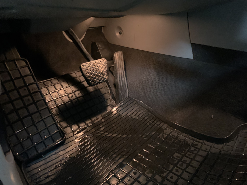 Замена ковролина салона — BMW 5 series (E60), 3 л, 2004 года | своими ...