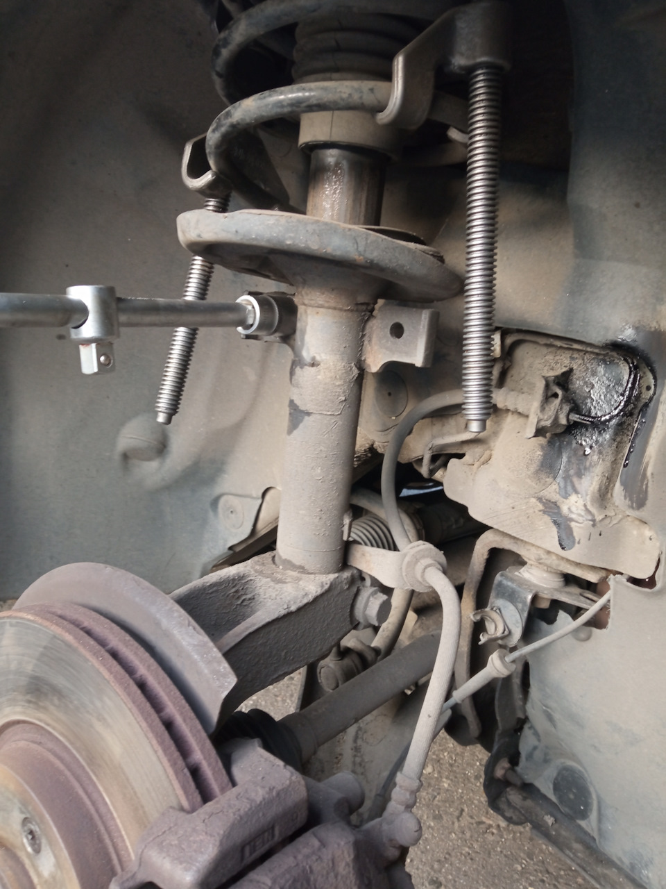 Пружинный передний амортизаторов меган 2. Передняя стойка амортизатора меган 2. Колдун амортизатора на рено. Стойки переднего спу рено меган. Замена амортизаторов меган 2.