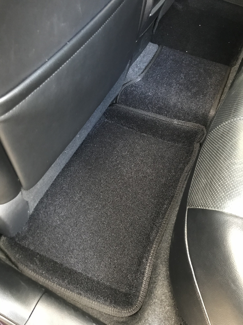 Видно, что есть небольшие заломы и недостаточная ширина перекладины на тоннель. — Nissan Teana (J32)