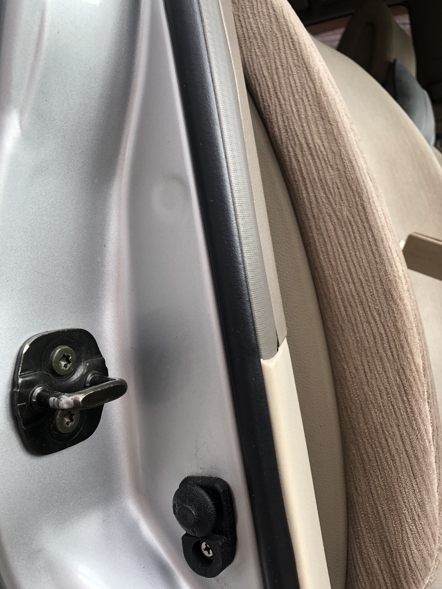 Уплотнители на крета 2. Резиновый уплотнитель капота хендай крета. Уплотнитель капота хендай крета. Крета уплотнитель накладки багажника. Уплотнитель задней двери хендай крета.