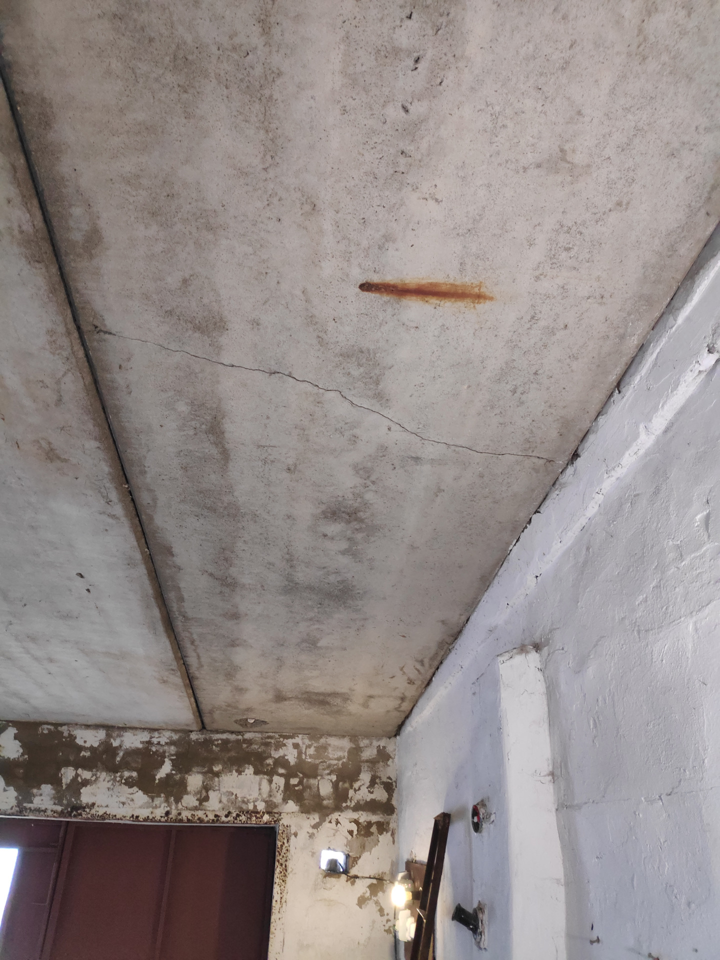 Трещины на потолке. Плиты перекрытия шпаклеванные. Усадочные трещины в бетоне в перекрытие снизу. Трещина в плите перекрытия. Потолок плиты перекрытия.