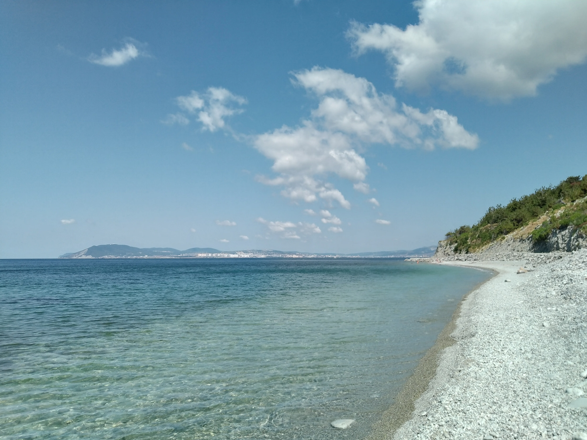 Где хорошее море в июне. Черное море Кабардинка. Поселок Кабардинка черное море.