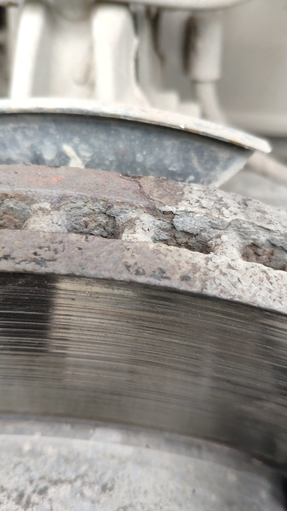 Скрежет при торможении — Chevrolet Captiva (1G), 2,4 л, 2012 года ...