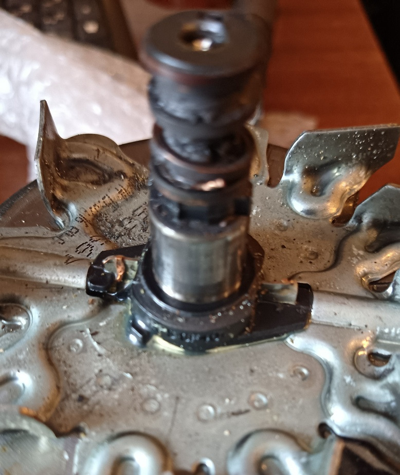 Токосъемные оказались приварены точечной сваркой, что бы не обрезать их кусачками откусил ножки с проводами. Потом вокруг проводков подрезал для последующей пайки. — Ford Galaxy (Mk III)