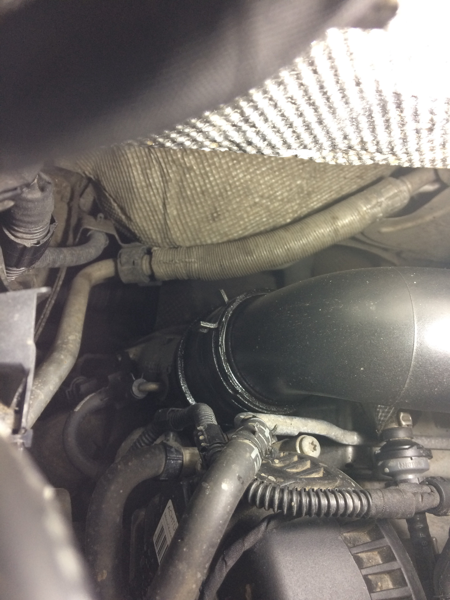 Патрубок турбины 1. 8 tsi skoda octavia a7. Запотевание патрубка турбины. Запотевание патрубка турбины. 8 tsi apr.