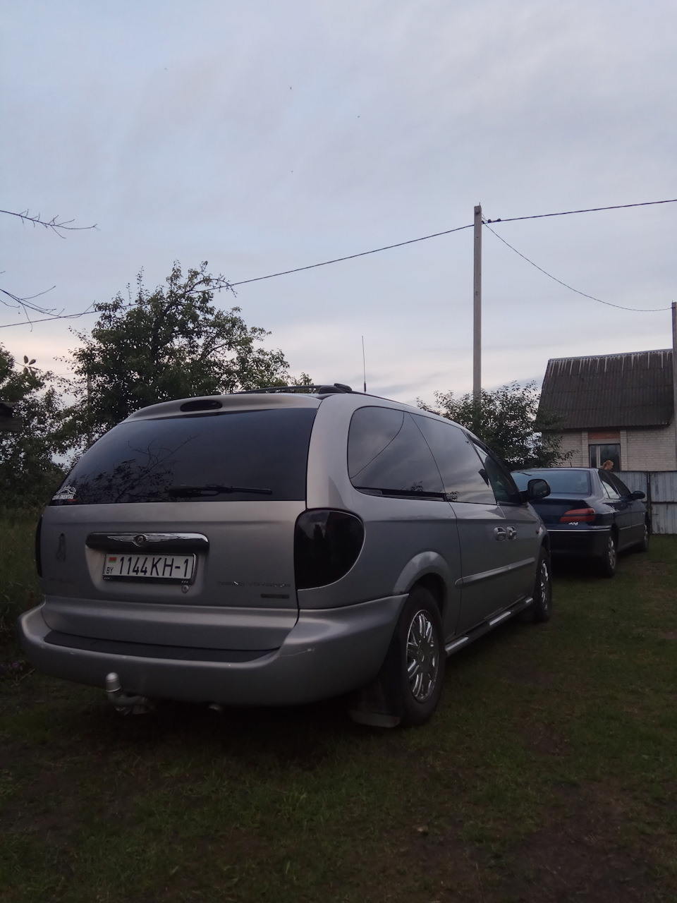 Затонировал задние стопы — Chrysler Grand Voyager IV (North America), 2 ...