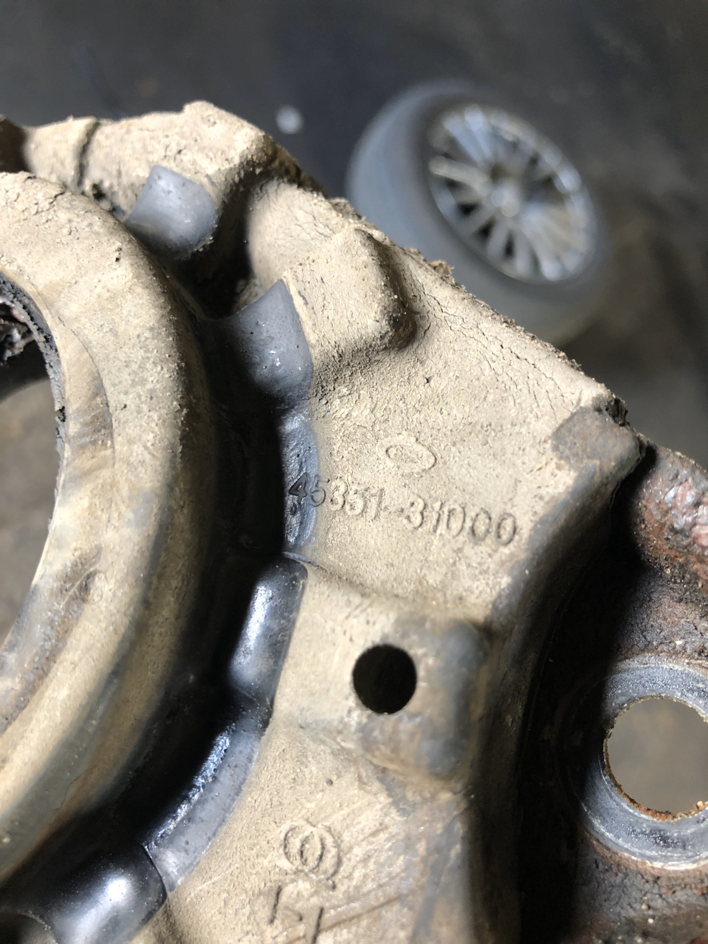 Замена задней опоры амортизатора — Nissan Almera Classic (B10), 1,6 л ...