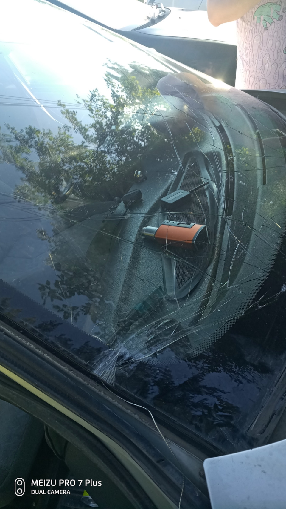 Не горит подсветка кнопок и понели приборов . может кто подскажет в чем ...