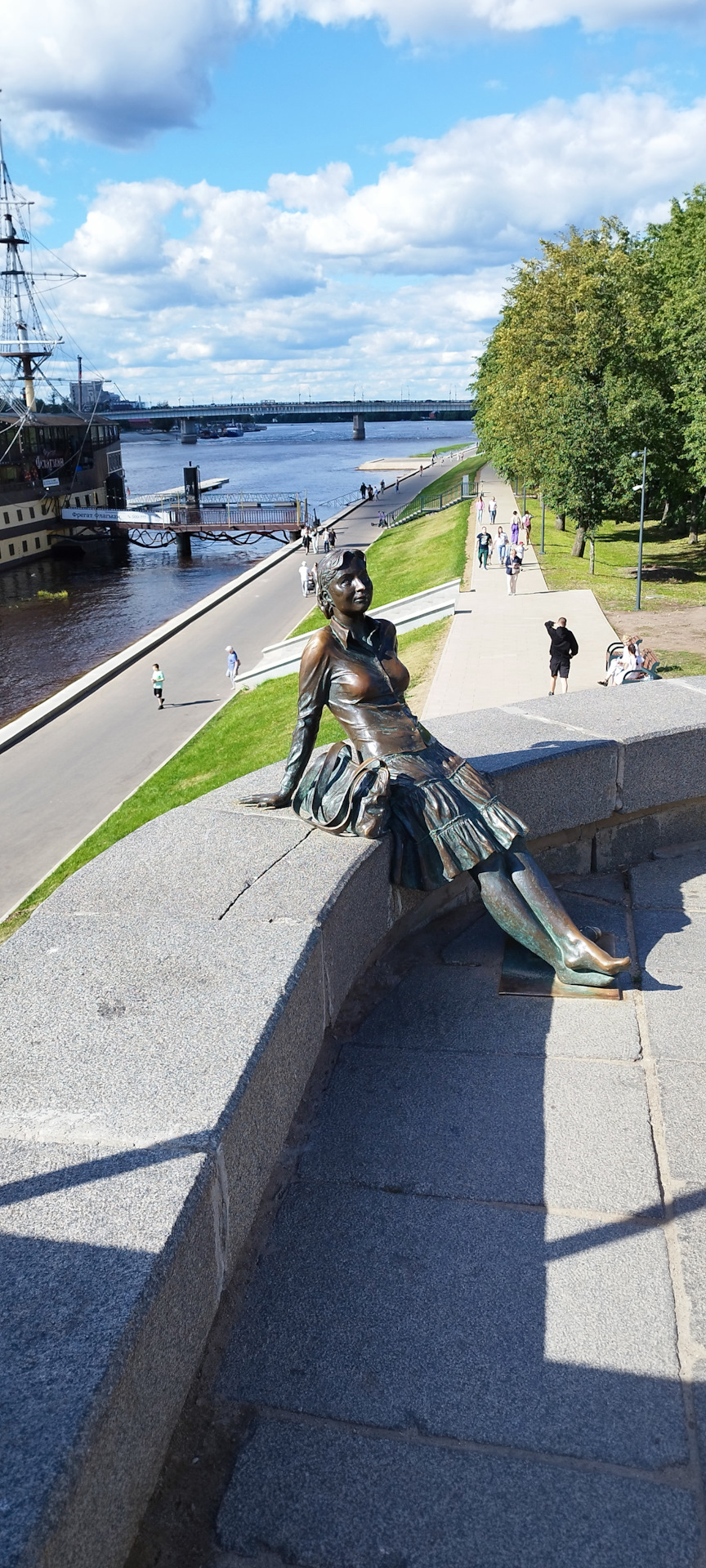 Памятник уставшей туристке. К концу экскурсии я ее хорошо понимал :))) — Renault Kaptur (2020)