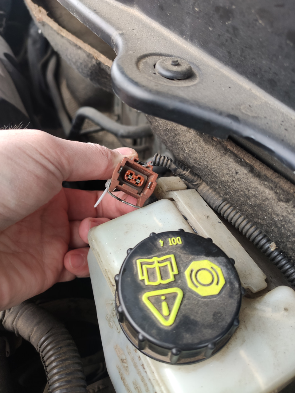 43. Решение ошибки brake fluid low service urgen — 17 — Volvo XC90 (1G