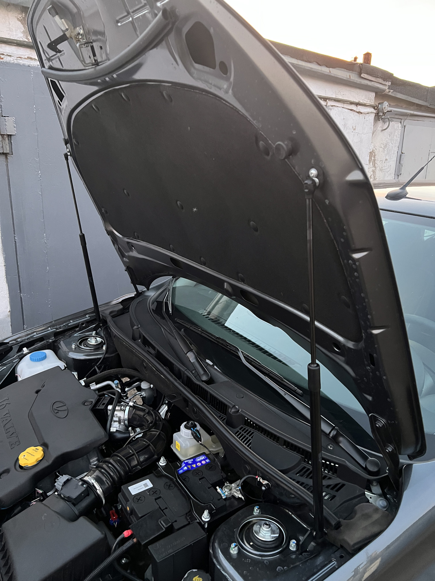 Амортизаторы капота — Lada Гранта Лифтбек (2G), 1,6 л, 2024 года ...