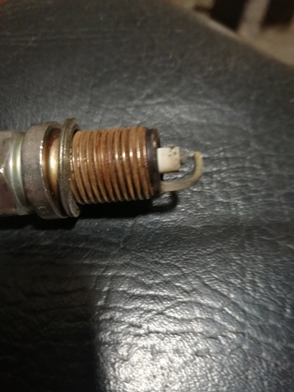 На старых свечах при замере у всех 4 свечей зажигания зазор 0.9…+/-👍👌Что сильно удивило. — Opel Astra H