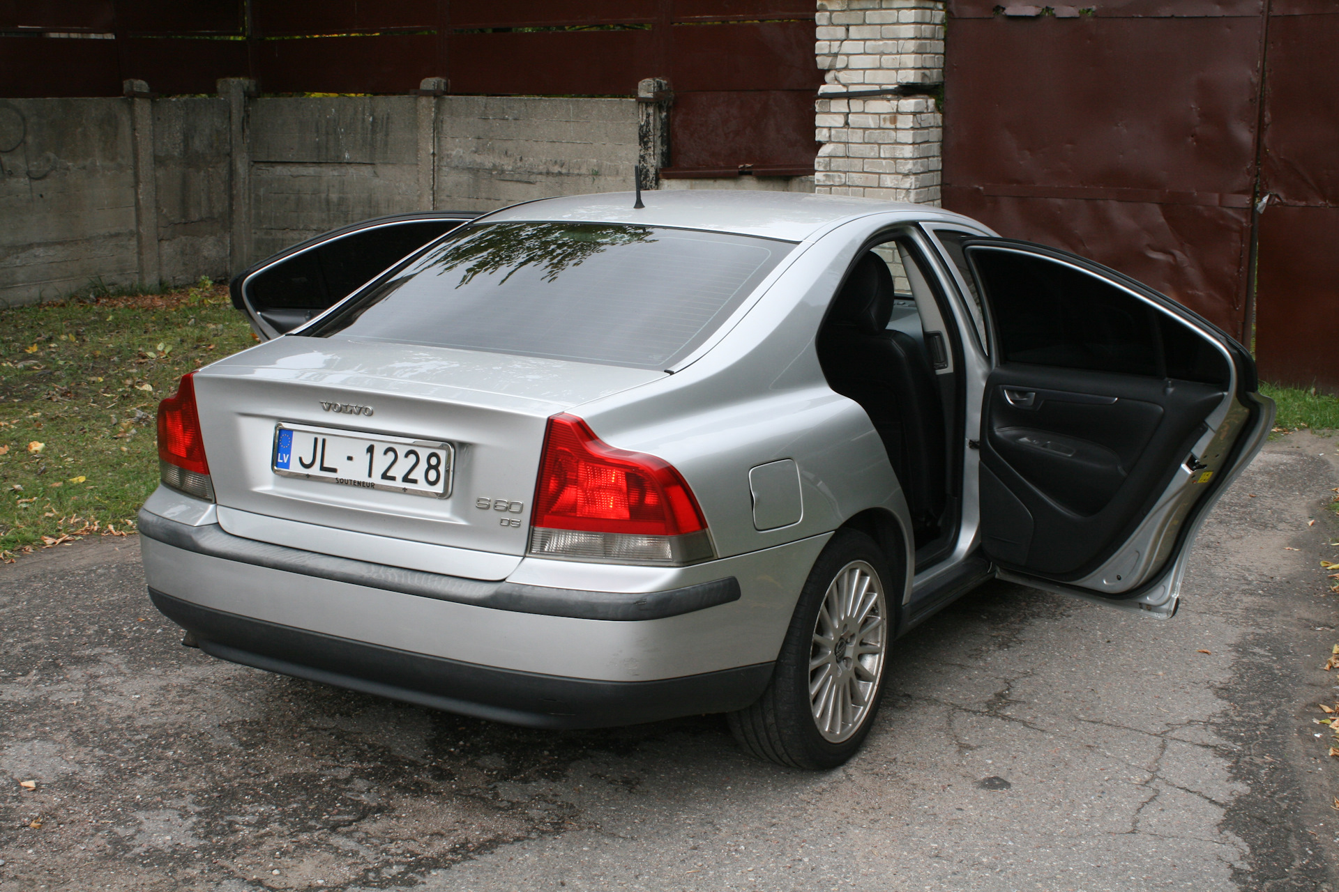 прозрачные наклейки на стекло автомобиля. тонировка белорусский. 50% тонировка x5. беларусь тонированный. тонированные машины в беларуси.