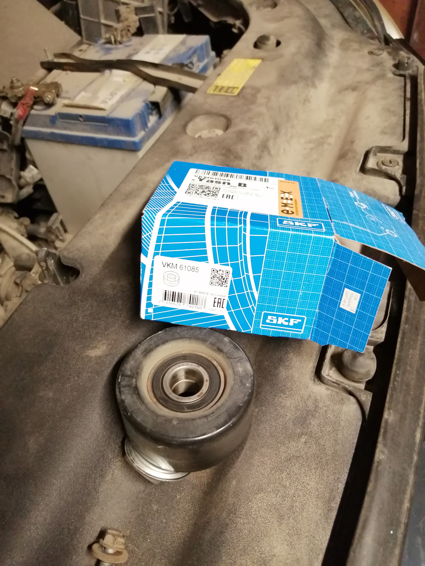 Замена обводного и натяжного роликов — Toyota RAV4 (III), 2 л, 2006 ...