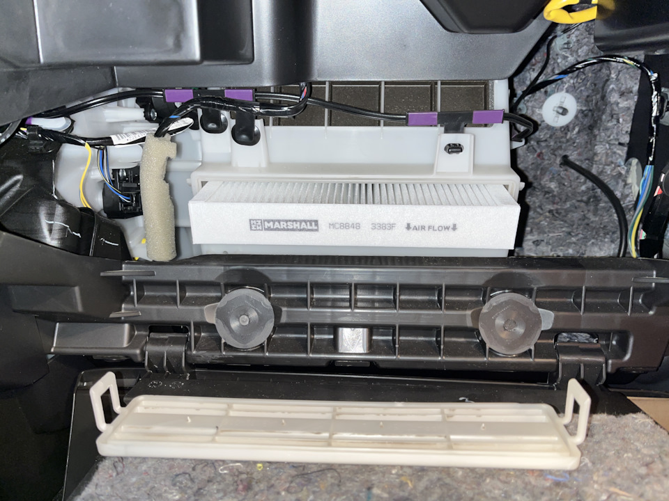 Установка нового салонного фильтра — Mitsubishi ASX. Запчасти на фото: MC8848