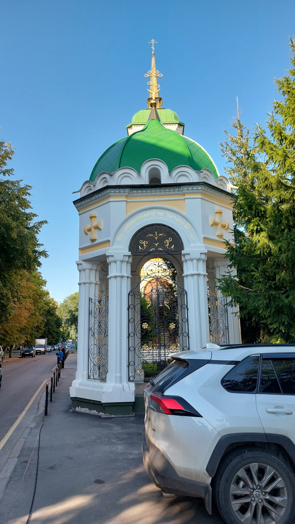 Перед храмом — KIA Sorento (2G)