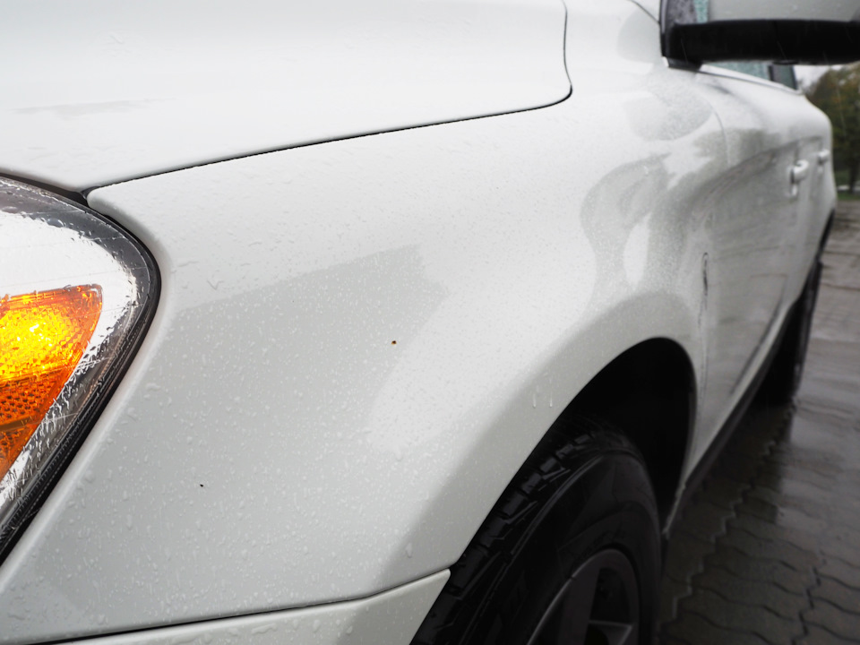 Левое крыло. Пару сколов от камней с трассы. — Volvo XC60 (1G)