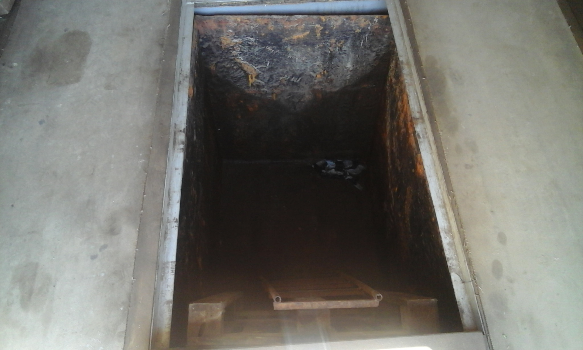 Железная яма. Затопило яму в гараже. Яма затопленная. Признаки затопления ямы в гараже. Как выглядит яма справ внутри.