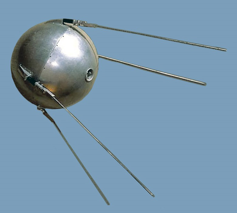 Самый первый спутник земли. Спутник 1 первый искусственный Спутник земли. Спутник 1 СССР. «Спутник-1», первый искуссттвенный Спутник. Первый искусственный Спутник земли 1957.