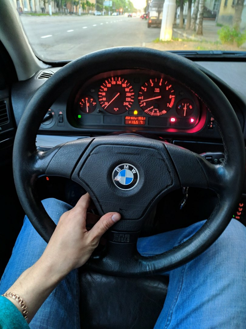 BMW e46 рука на руле