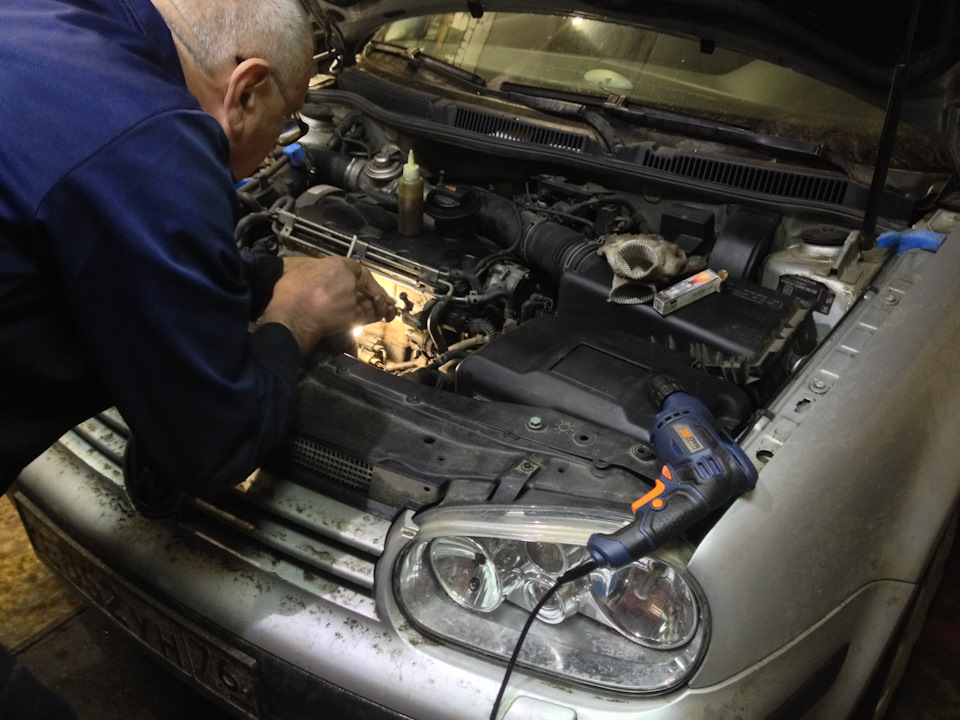 Глава 9: высверливание свечей накала — Volkswagen Golf Variant (Mk4), 1 ...