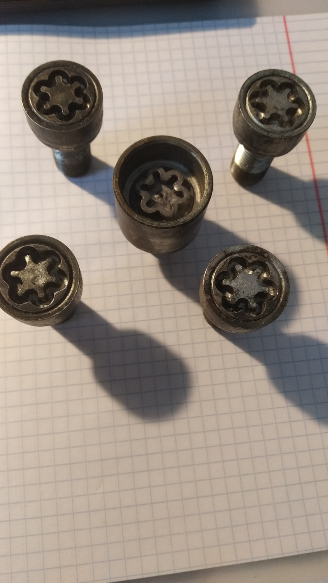 Секретка двигателя. Гайки секретки nissan x trail. Болт секретка м6. Секретки skoda 000071597c. Ke409-89951 nissan секретки.