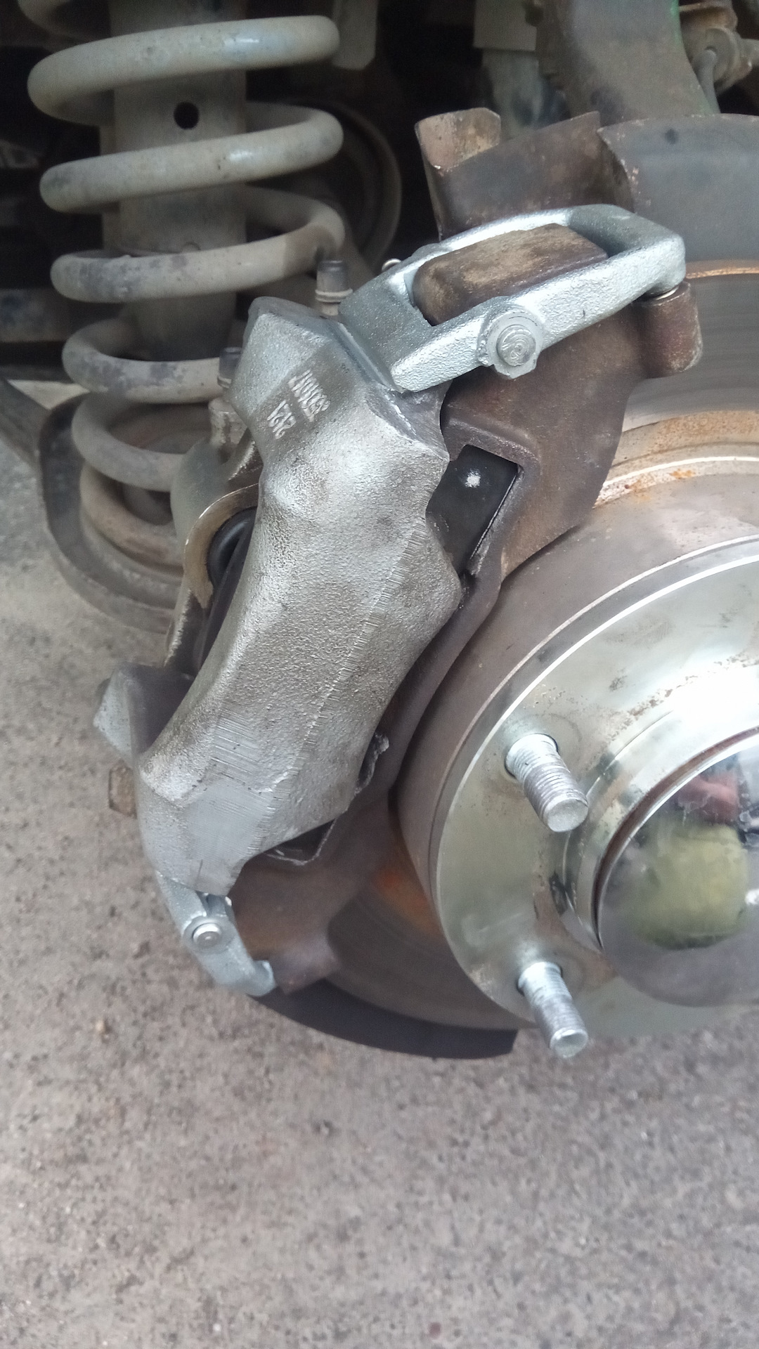 Передние тормозные суппорта нива шевроле. Передний суппорт ваз 2131. Суппорт шеви нива. Как поставить суппорта на ниву шевроле. Передний суппорт ваз 2123.