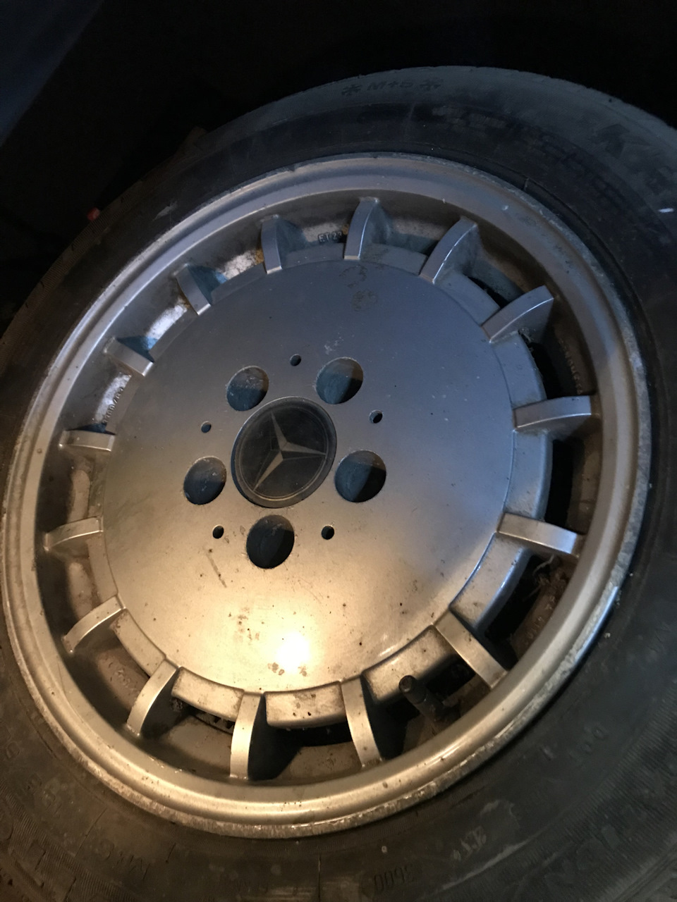 325/25/20 На диске. Продам запасное колесо Mercedes w126. Инсталляция с яйцами на колесе мерса.