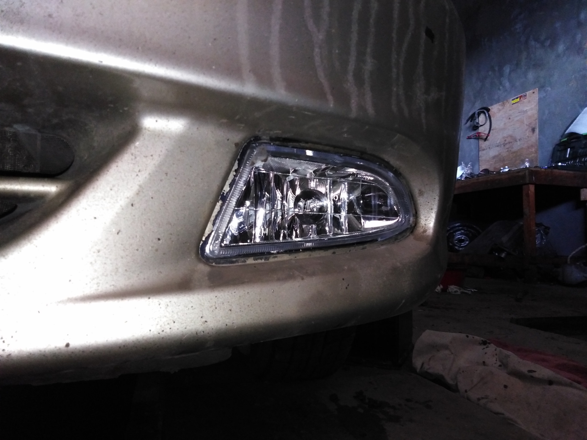 Крепление птф хендай акцент. Крепление птф хендай акцент. Вырез в бампере туманки акцент. Hyundai accent установка противотуманных фар. Установка туманок хендай акцент.