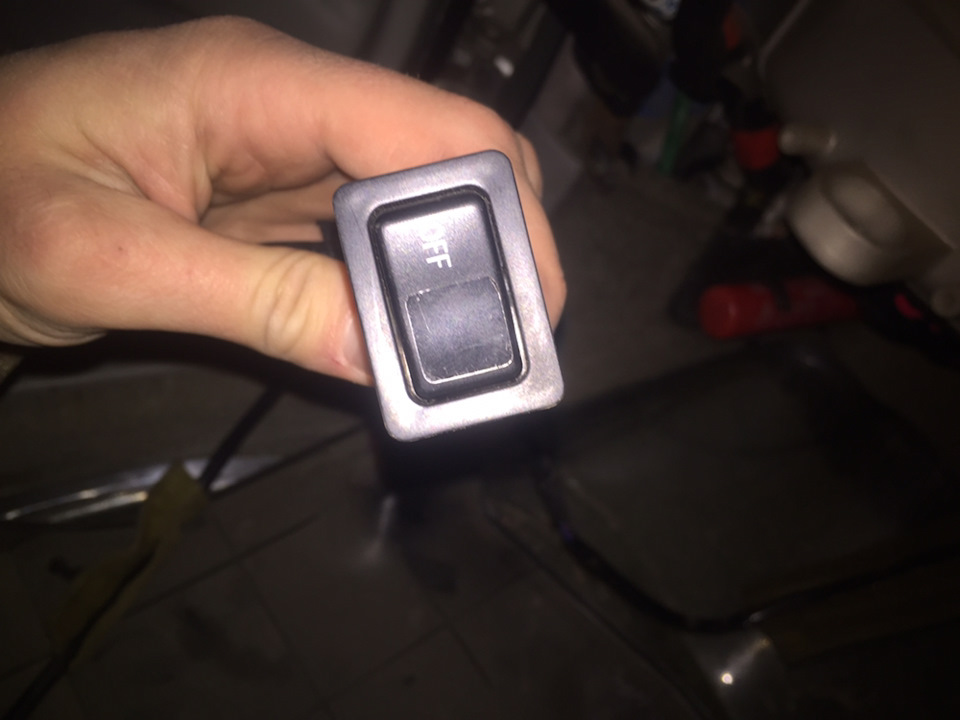 Что за кнопка?!(это не парктроник/антена/и не похожа на подушку ...