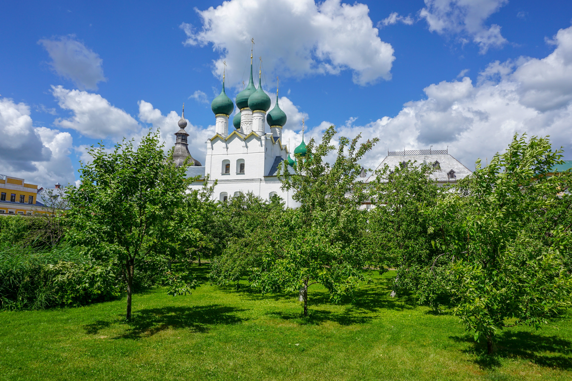 Великий сад. Митрополический сад Ростов Великий. Митрополичий сад Ростовского Кремля. Митрополичий сад в Ростове Великом. Ростовский Кремль сад.